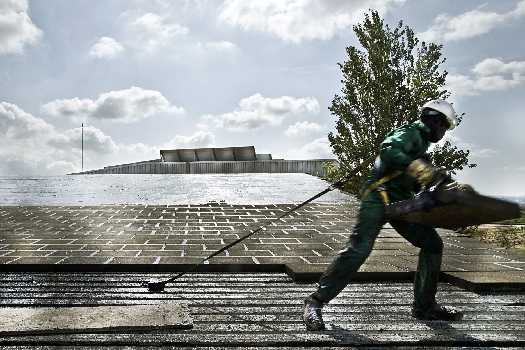 TRABAJADOR DE FOAMGLASS INSTALANDO SUS PANELES DE AISLAMIENTO - FRANCESCO PINTON - FOTÓGRAFO DE ARQUITECTURA
