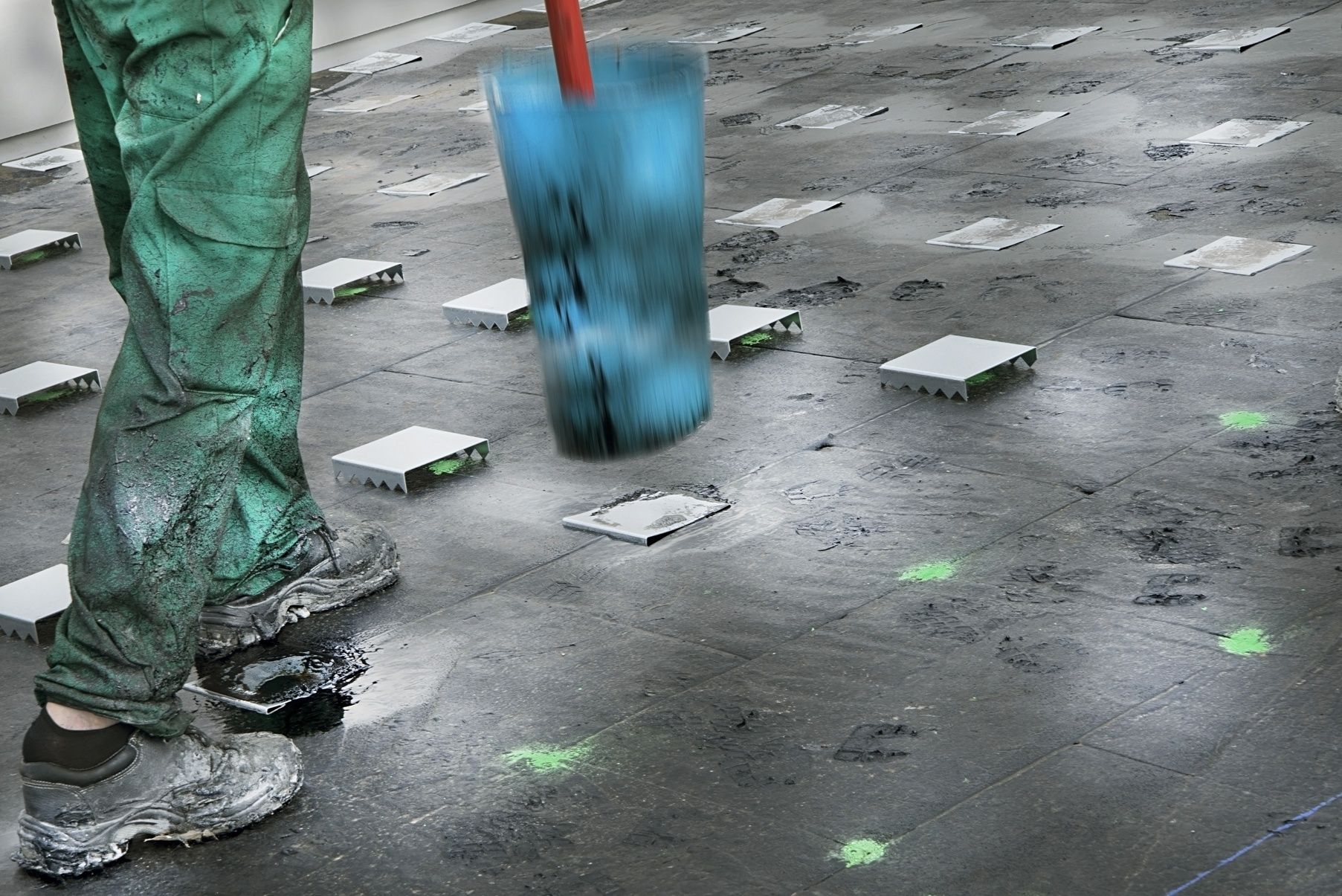 TRABAJADOR DE FOAMGLASS AISLANDO LA CUBIERTA DE UN EDIFICIO EN VALENCIA - FRANCESCO PINTON - FOTÓGRAFO DE ARQUITECTURA