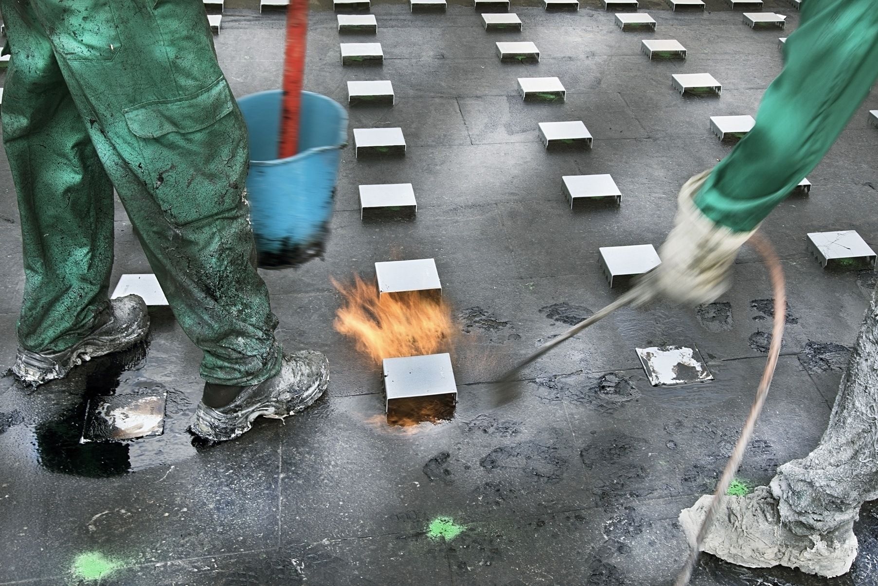 TRABAJADOR DE FOAMGLASS AISLANDO LA CUBIERTA DE UN EDIFICIO EN VALENCIA - FRANCESCO PINTON - FOTÓGRAFO DE ARQUITECTURA