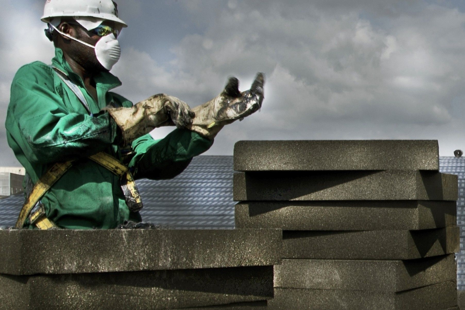 TRABAJADOR DE FOAMGLASS INSTALANDO SUS PANELES DE AISLAMIENTO - FRANCESCO PINTON - FOTÓGRAFO DE ARQUITECTURA