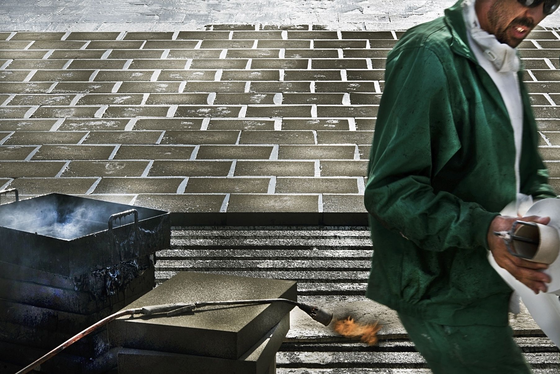TRABAJADOR DE FOAMGLASS INSTALANDO SUS PANELES DE AISLAMIENTO EN UNA CUBIERTA DE VALENCIA - FRANCESCO PINTON - FOTOGRAFÍA DE ARQUITECTURA