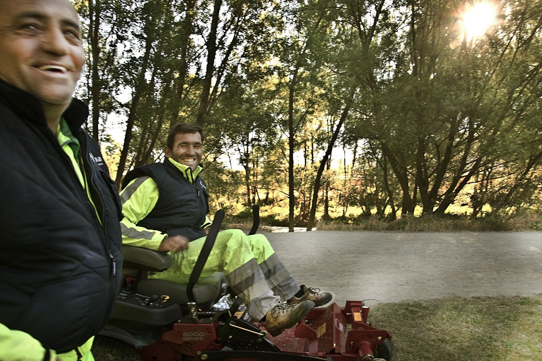 EMPLEADOS DE ACCIONA SERVICE ACONDICIONANDO LAS ZONAS VERDES DE LEÓN - FRANCESCO PINTON - FOTOGRAFÍA SOCIAL