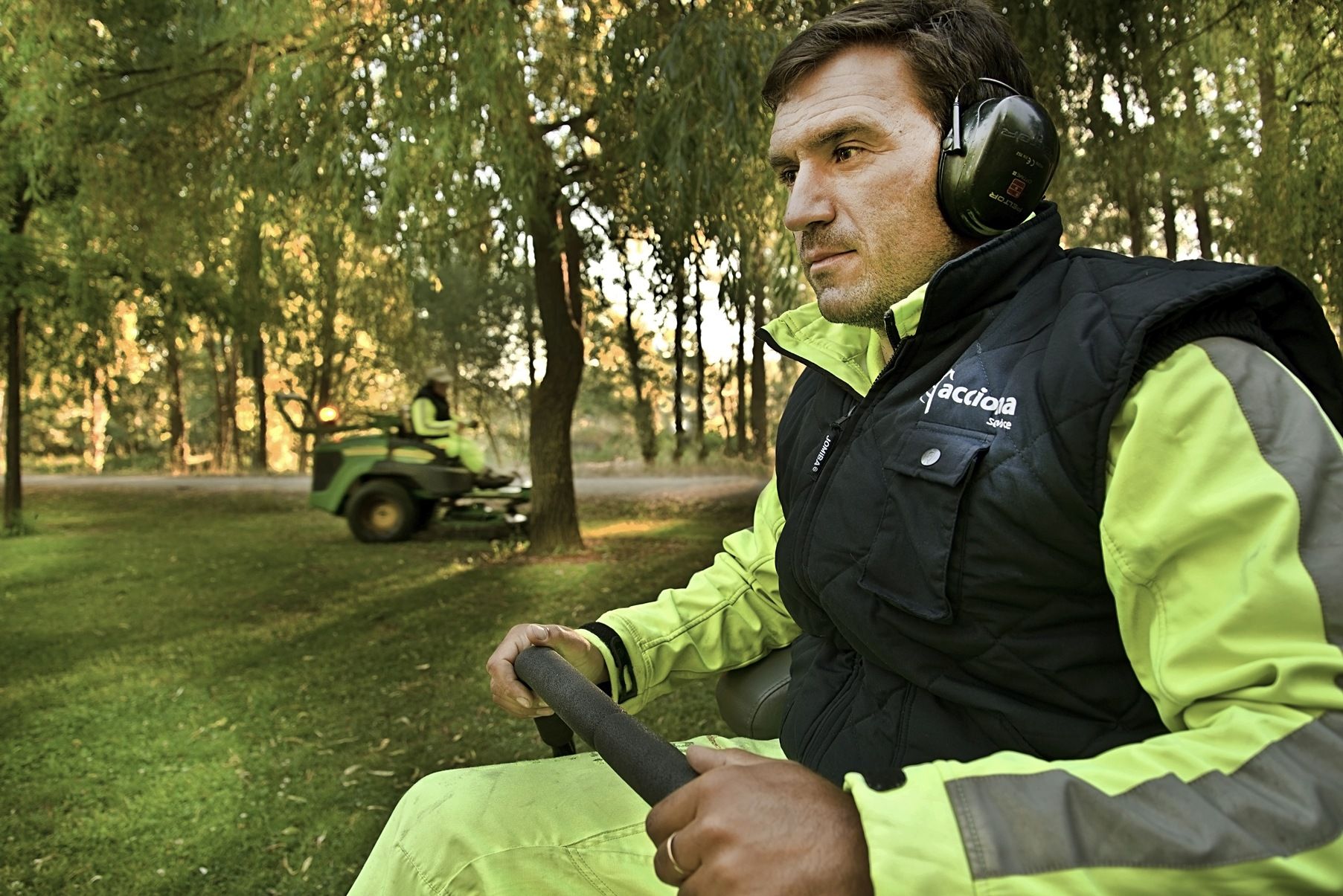 EMPLEADOS DE ACCIONA SERVICE ACONDICIONANDO LAS ZONAS VERDES DE LEÓN - FRANCESCO PINTON - FOTOGRAFÍA SOCIAL