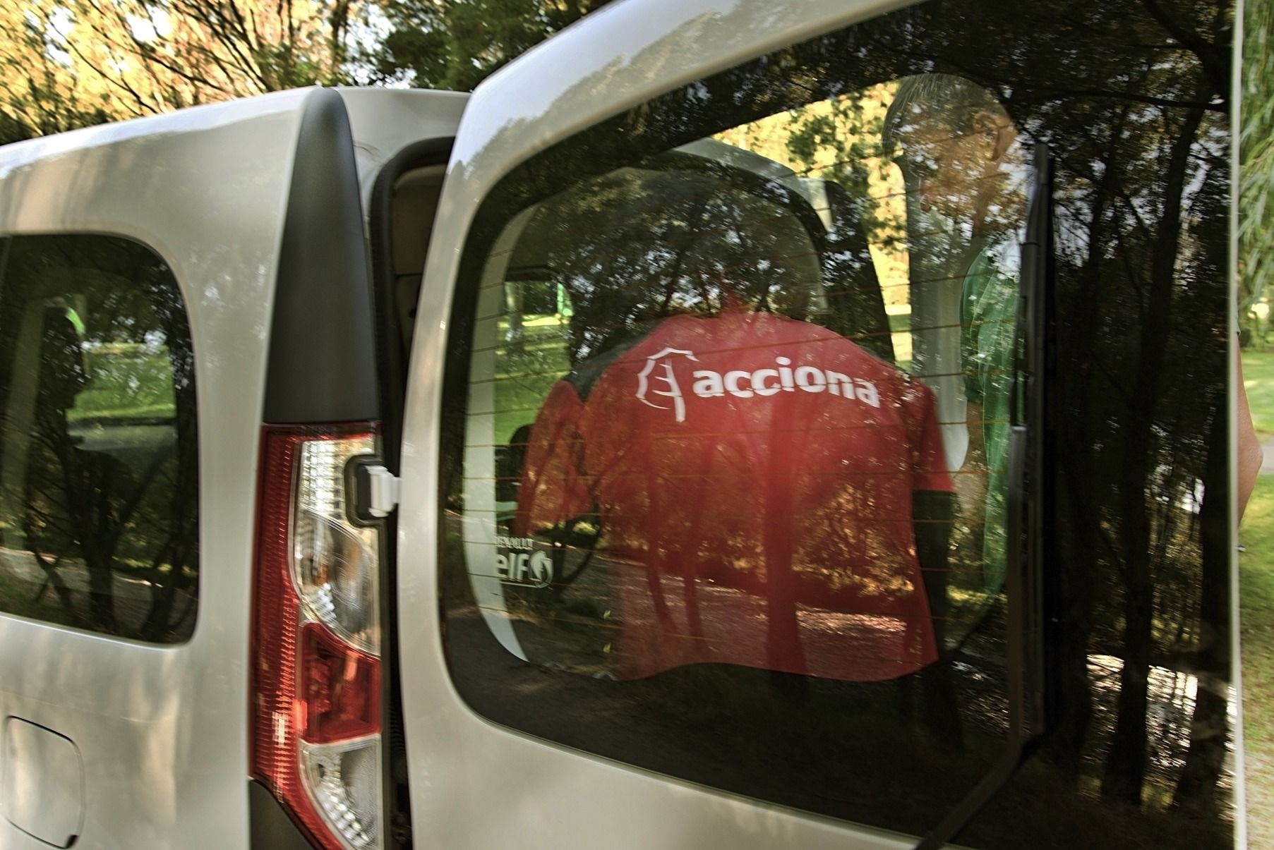 EMPLEADO DE ACCIONA SERVICE ACONDICIONANDO LAS ZONAS VERDES DE LEÓN - FRANCESCO PINTON - FOTOGRAFÍA SOCIAL