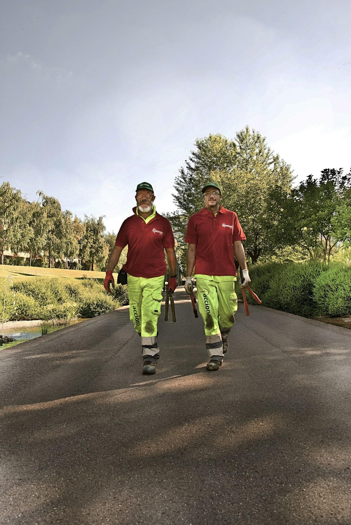 EMPLEADOS DE ACCIONA SERVICE ACONDICIONANDO LAS ZONAS VERDES DE LEÓN - FRANCESCO PINTON - FOTOGRAFÍA SOCIAL
