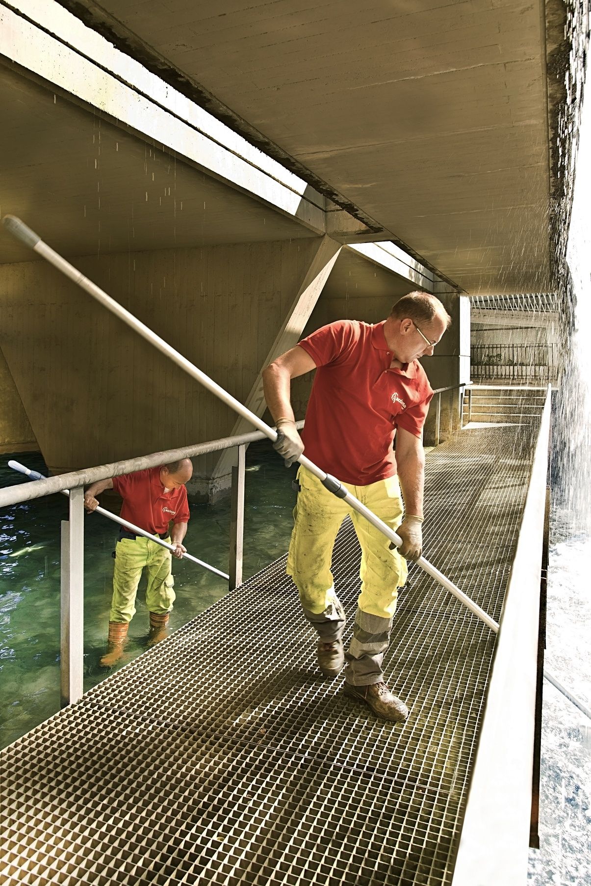 EMPLEADOS DE ACCIONA SERVICE ACONDICIONANDO LAS ZONAS VERDES DE LEÓN - FRANCESCO PINTON - FOTOGRAFÍA SOCIAL