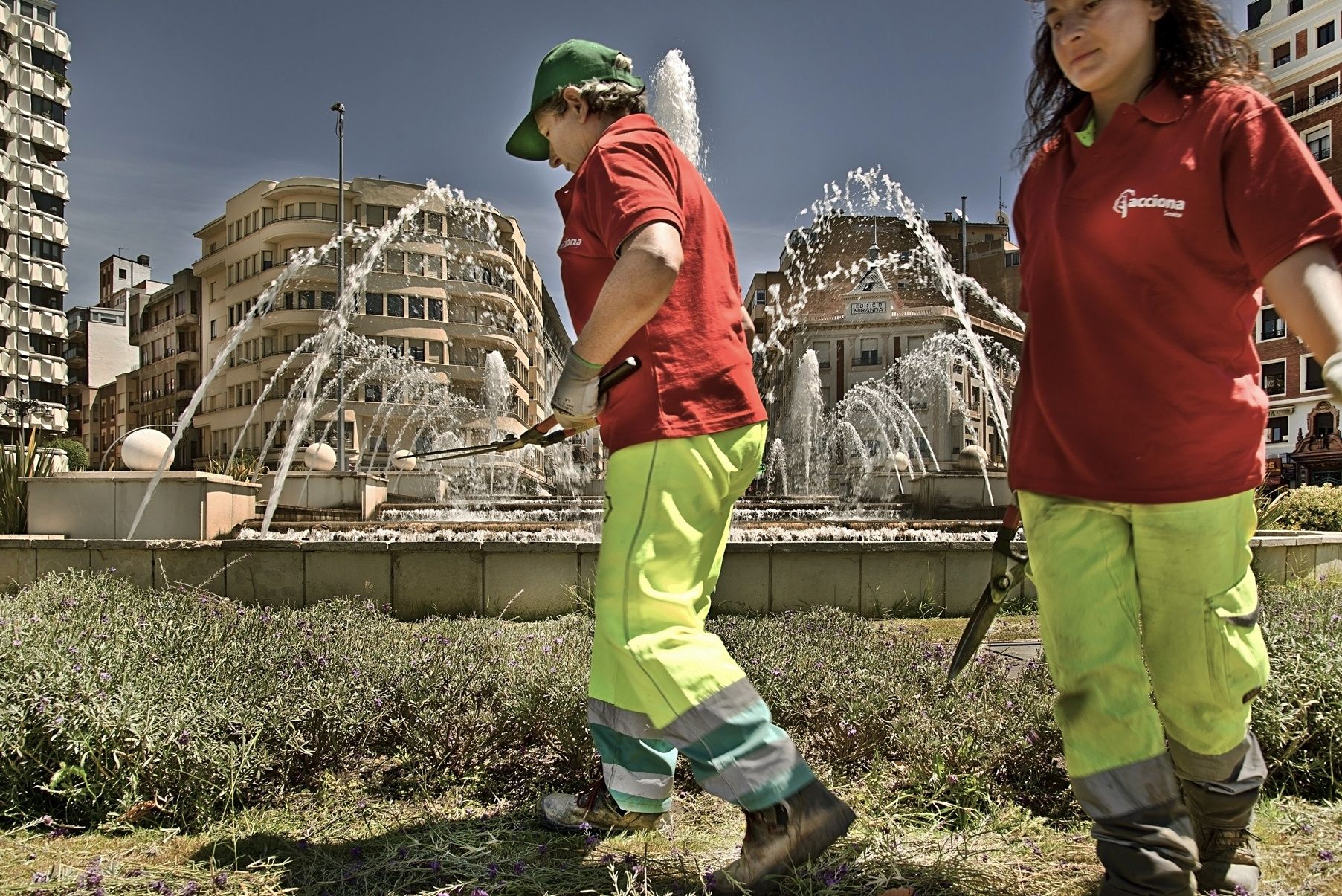 EMPLEADOS DE ACCIONA SERVICE ACONDICIONANDO LAS ZONAS VERDES DE LEÓN - FRANCESCO PINTON - FOTOGRAFÍA SOCIAL