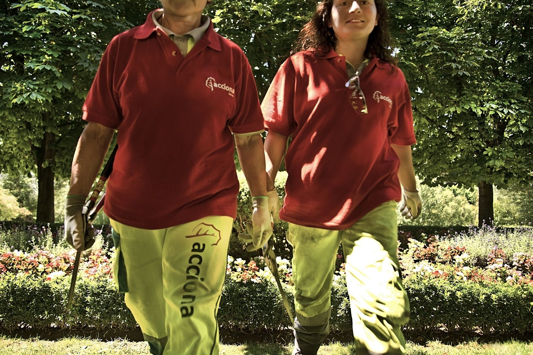 EMPLEADOS DE ACCIONA SERVICE ACONDICIONANDO LAS ZONAS VERDES DE LEÓN - FRANCESCO PINTON - FOTOGRAFÍA SOCIAL