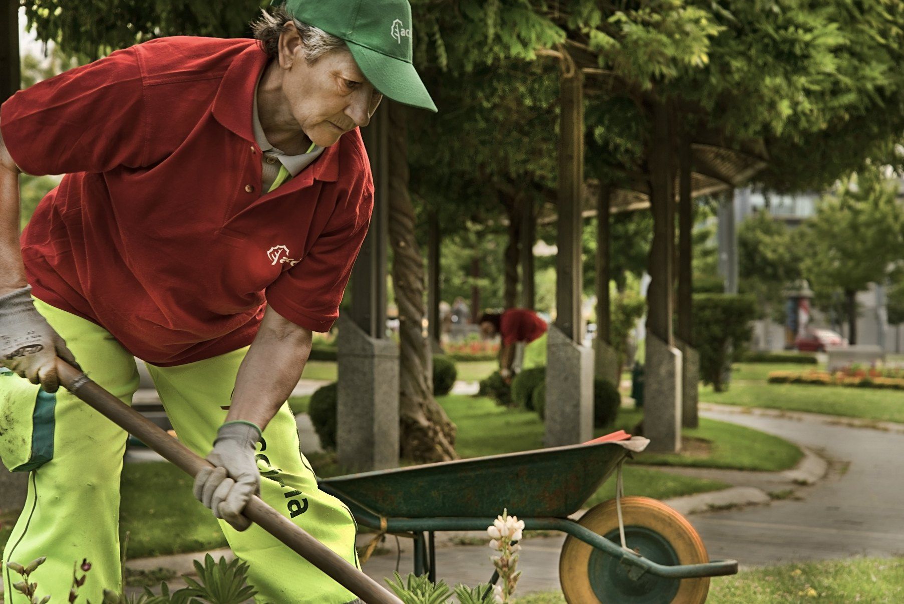 EMPLEADOS DE ACCIONA SERVICE ACONDICIONANDO LAS ZONAS VERDES DE LEÓN - FRANCESCO PINTON - FOTOGRAFÍA SOCIAL