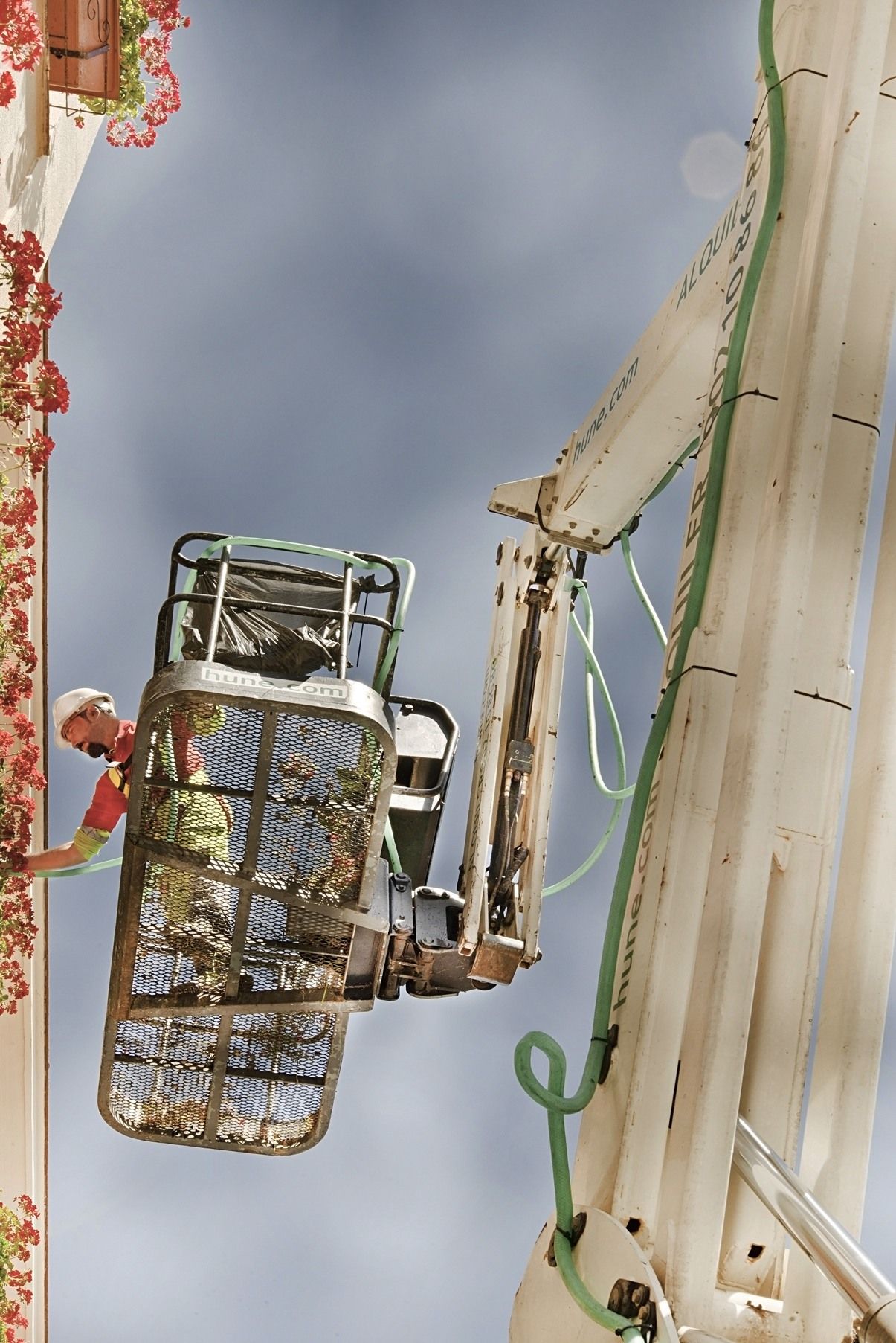 EMPLEADOS DE ACCIONA ACONDICIONANDO LAS ZONAS VERDES DE LEÓN - FRANCESCO PINTON - FOTOGRAFÍA SOCIAL